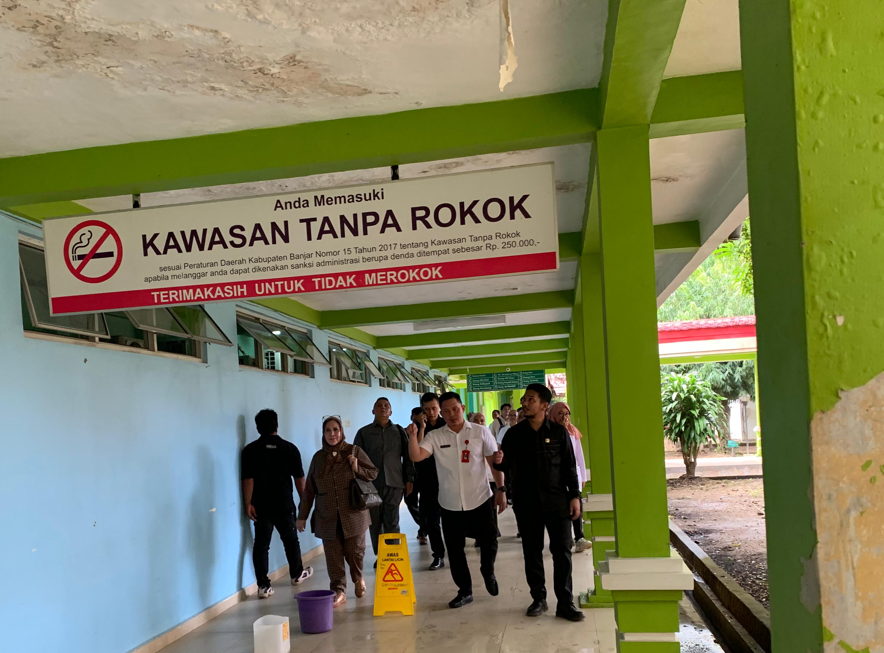 BERKELILING: Rombongan Komisi IV DPRD Kabupaten Banjar saat melihat langsung kondisi RS Ratu Zalecha