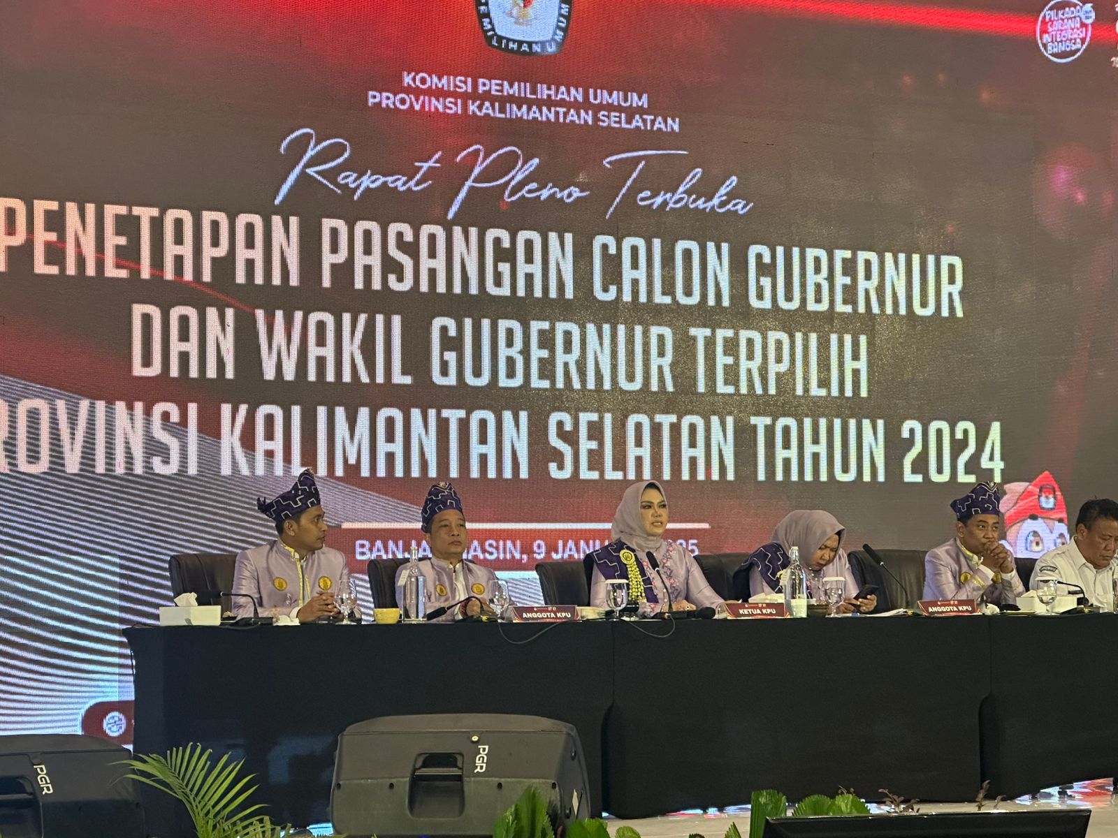 RAPAT PLENO: KPU Kalsel menetapkan Muhidin-Hasnuryadi Sulaiman sebagai pemenang Pilgub Kalsel 2024, Kamis (9/1/2025) malam. (Foto: Muhammad Oscar Fraby/Radar Banjarmasin)