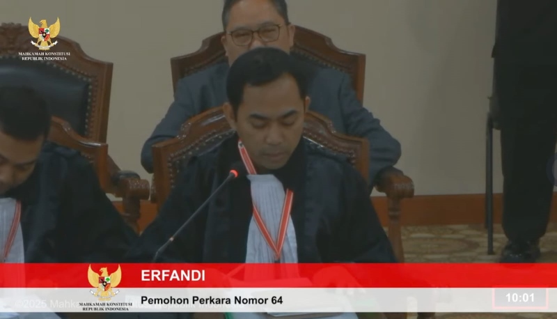 SIDANG: Erfandi selaku kuasa hukum paslon nomor urut 2 Syaifullah Tamliha dan Habib Ahmad Bahasyim memberikan keterangan di sidang Mahkamah Konstitusi. (Foto: YouTube MK)