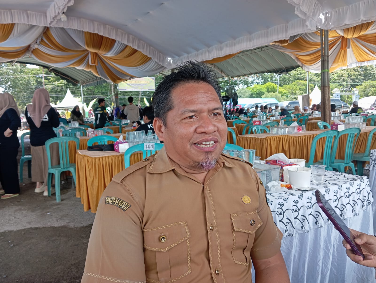 BICARA: Kabag Kesra Setda Tapin Zahidi Haitami memberitahukan tentang kegiatan Tablig Akbar sekaligus isra mi&rsquo;raj nabi Muhammad Saw dan Haul Abah Guru Sekumpul ke-20. (Foto: Rasidi Fadli)