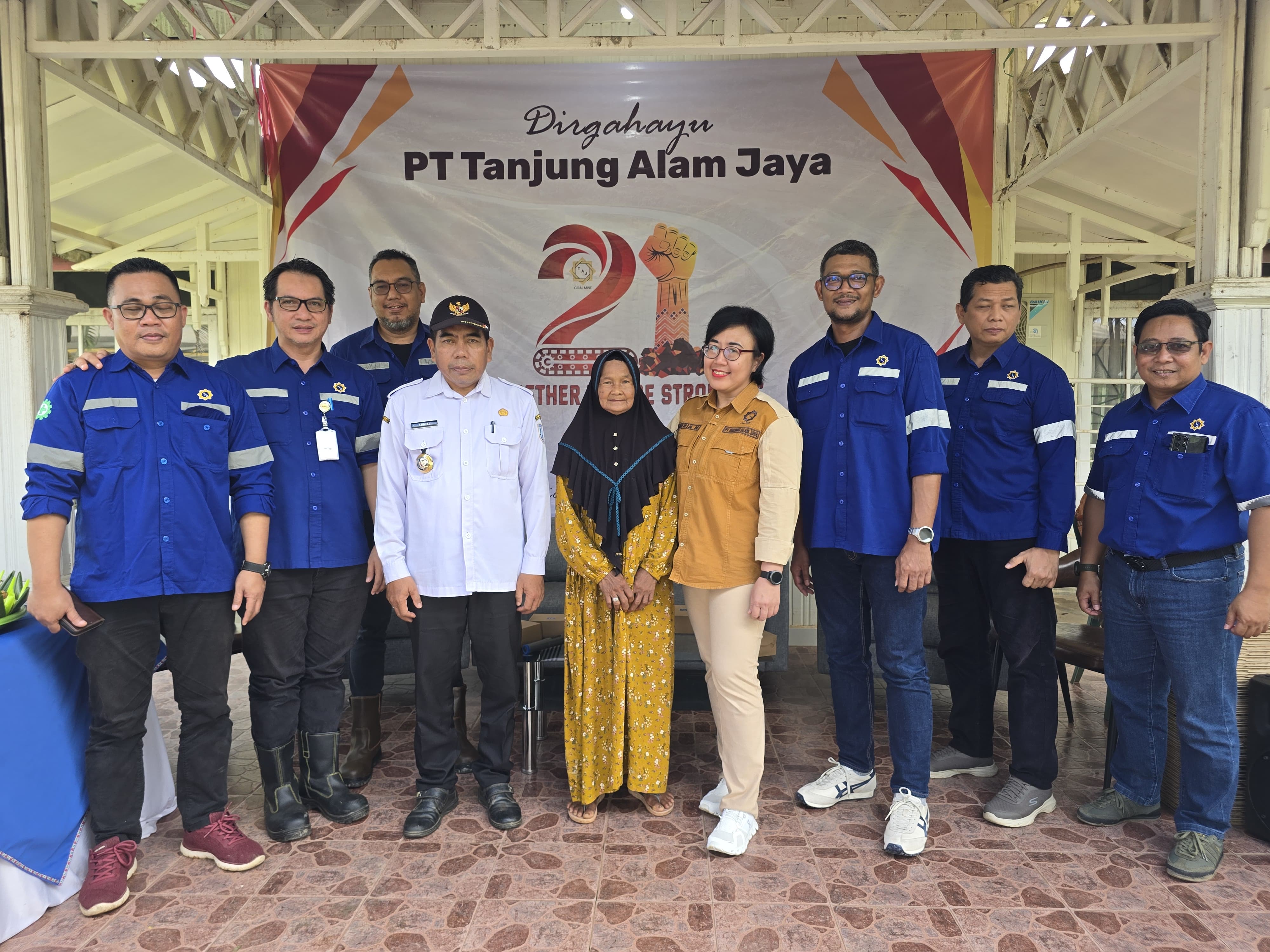 HARI JADI:Perwakilan PT TAJ bersama perwakilan Forkopimda setempat, dan salah satu perwakilan warga 9 desa area tambang berfoto bersama.