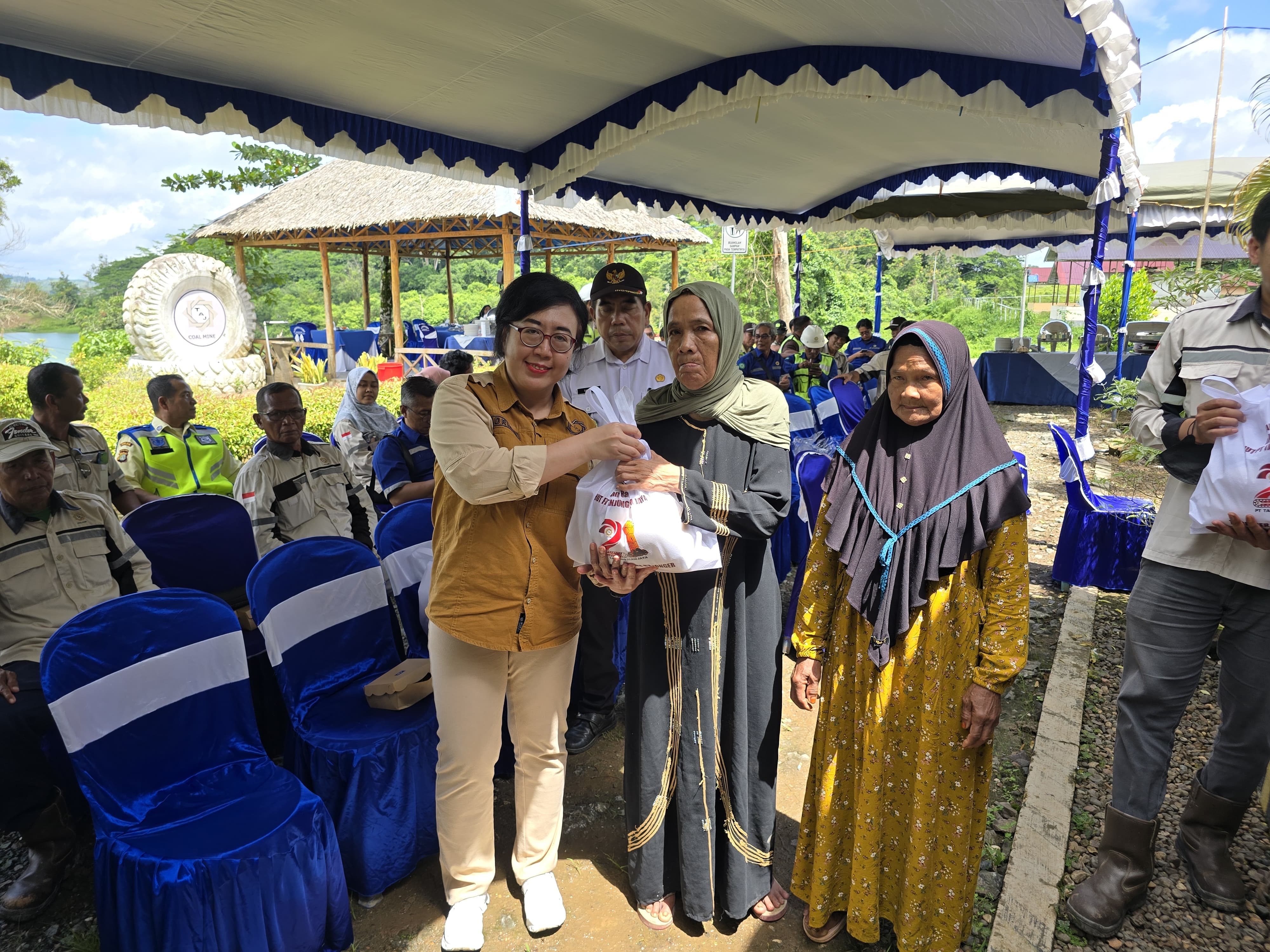 SYUKURAN:Direktur Utama PT TAJ menyerahkan paket sembako kepada para lansia di sembilan desa sekitar area tambang PT TAJ.