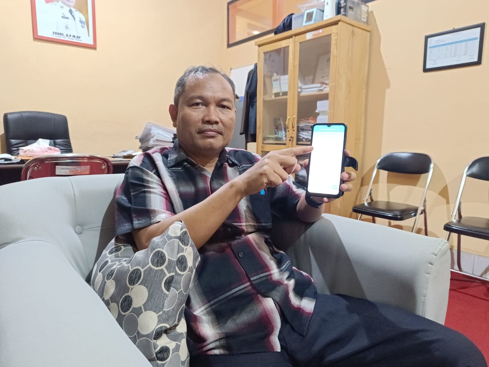 SIAGA: Kalak BPBD HSS Kusairi menunjukkan SK tentang penetapan status siaga darurat bencana Batingsor selama lima bulan.