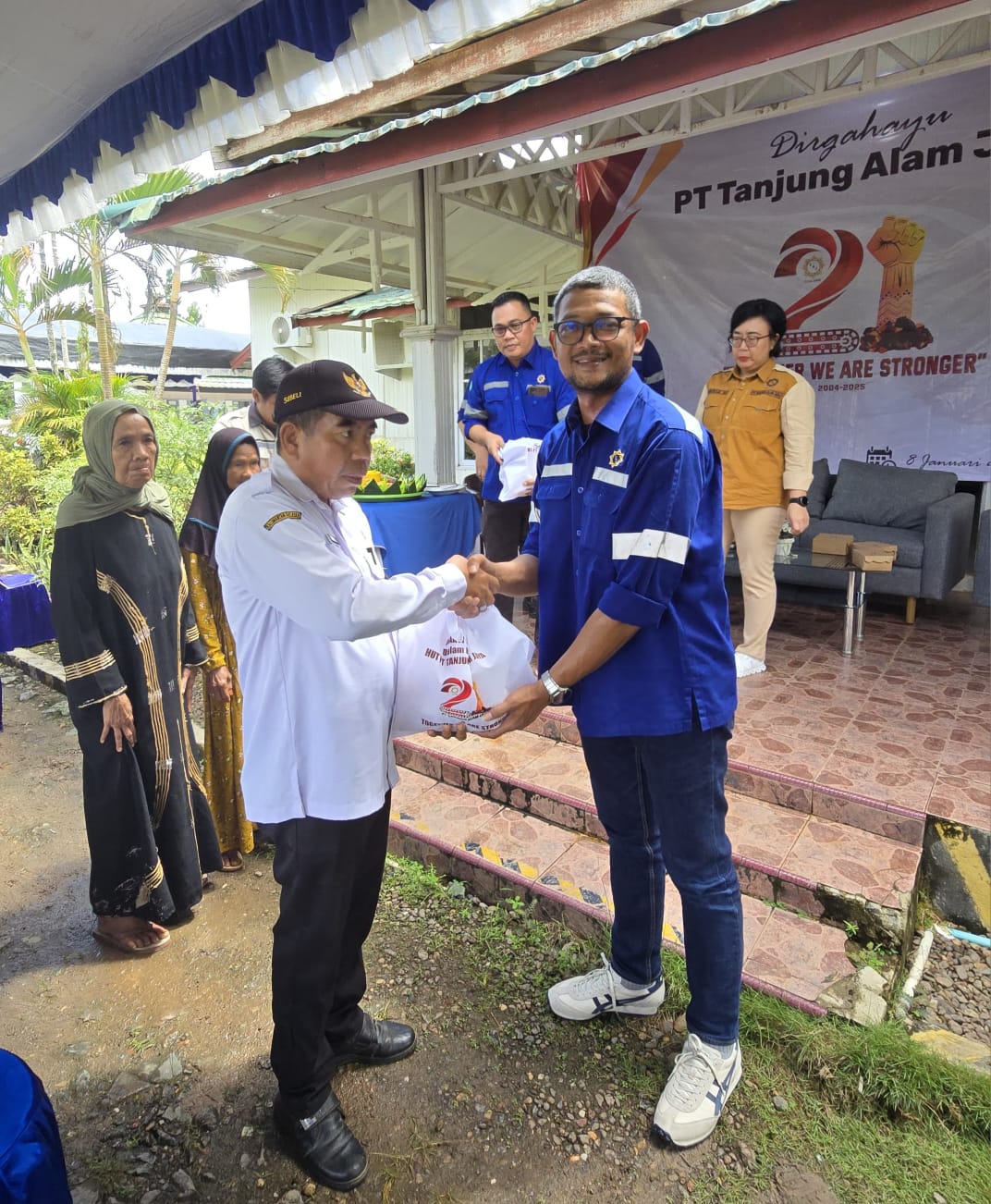 SIMBOLIS:Direktur Utama PT TAJ, Arief Fauzan menyerahkan sembako kepada para lansia sembilan desa area tambang melalui Pembakal.