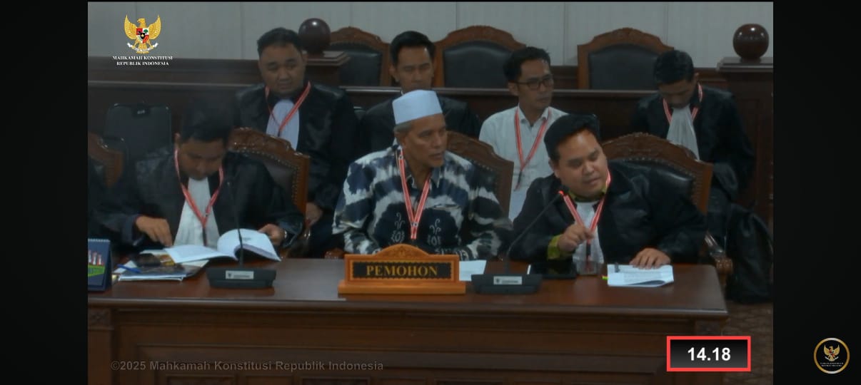 Calon Wakil Wali Kota Banjarbaru Nomor Urut 2 Said Abdullah (kiri) dan kuasa hukumnya Muhammad Andzar Amar (kanan) saat sidang pendahuluan sengketa Pilkada 2024 di Gedung I MK, Jakarta