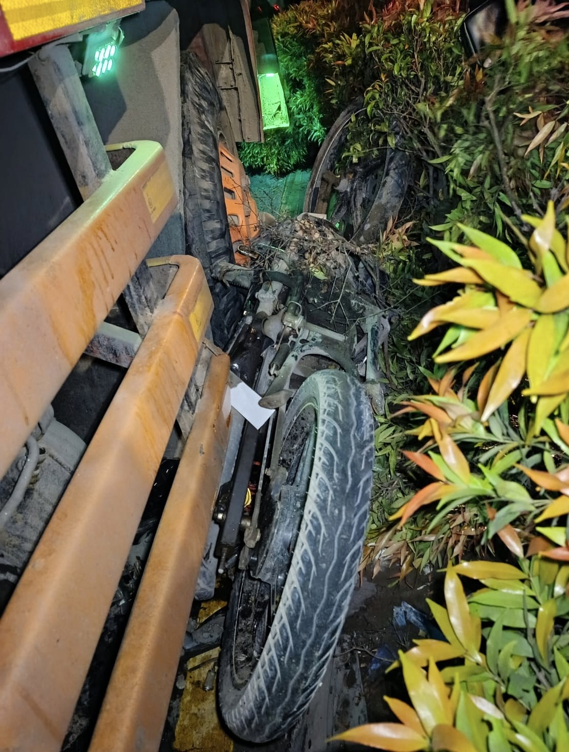 TERJEPIT: Sebuah sepeda motor terjepit dalam tabrakan beruntun di Jalan S Parman, Banjarmasin, Sabtu (11/1/2025) malam.