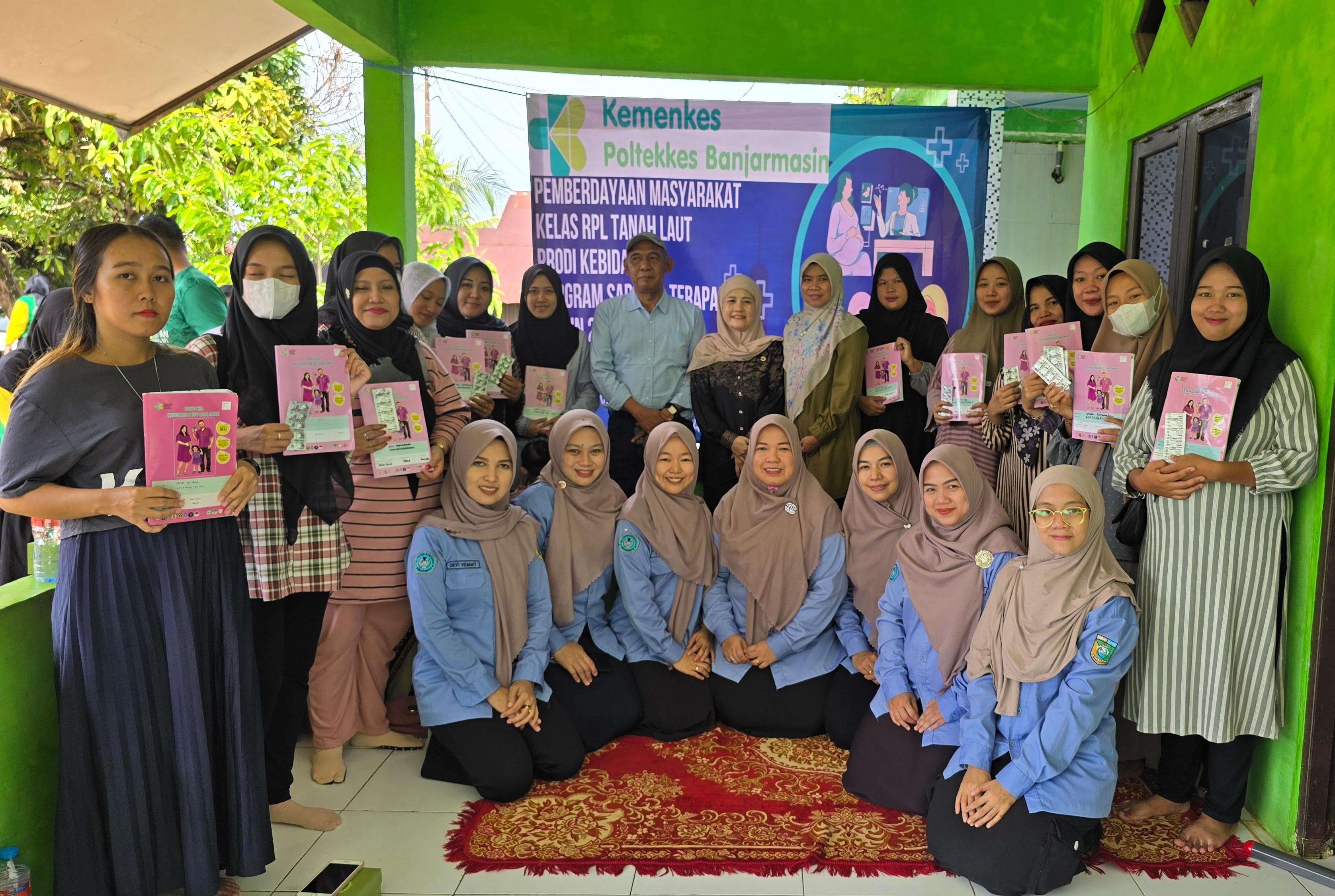 FOTO BERSAMA:Para mahasiswi RPL Prodi Kebidanan Program Sarjana Terapan Poltekkes Kemenkes bersama peserta penyuluhan anemia pada ibu hamil.(Foto:Poltekkes Banjarmasin untuk Radar Banjarmasin)