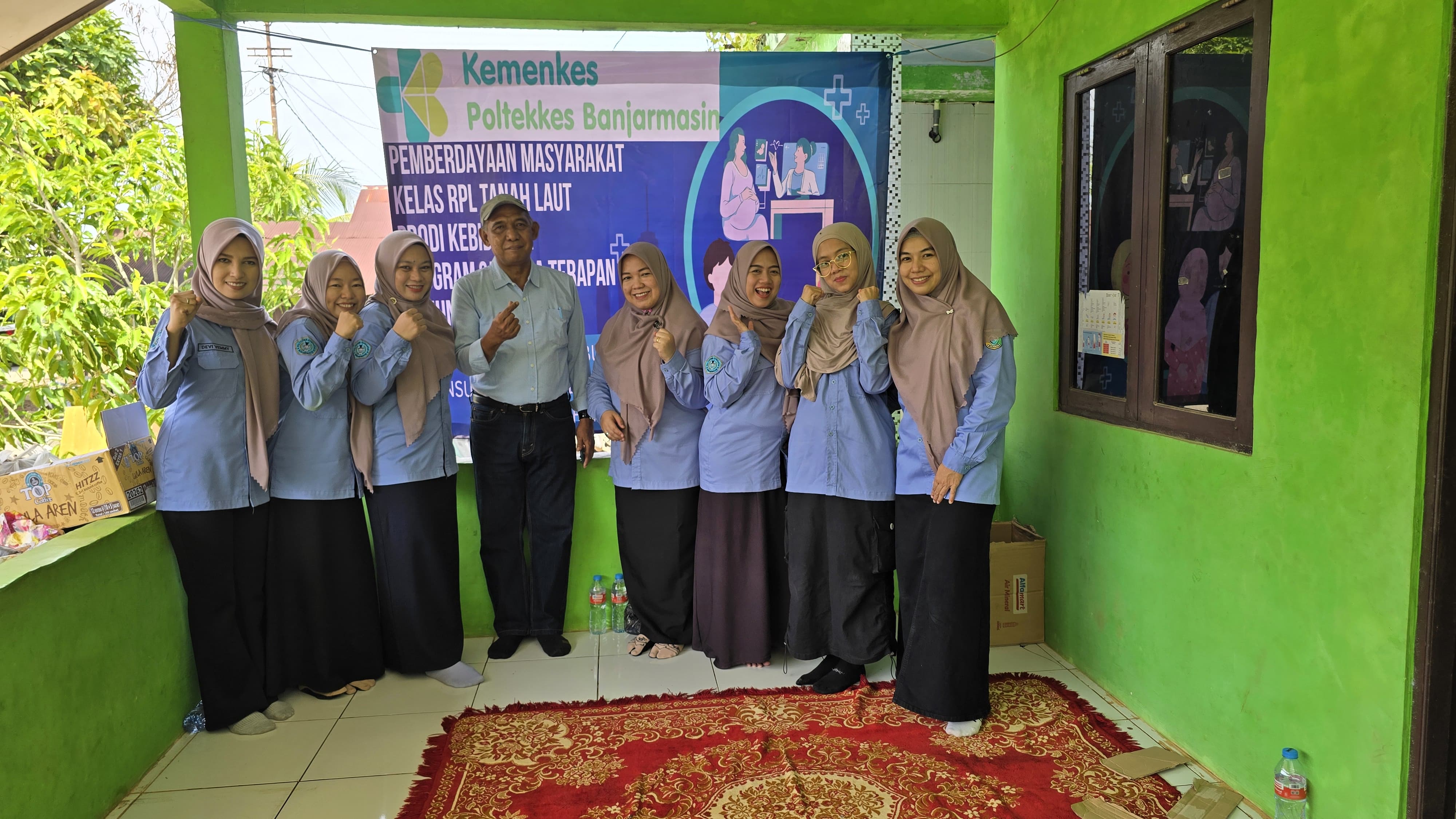 PENGABDIAN MASYARAKAT:Para mahasiswi RPL Prodi Kebidanan Program Sarjana Terapan Poltekkes Kemenkes Banjarmasin bersama Pembimbing Praktik, Suhrawardi SKM MPH.(Foto:Poltekkes Banjarmasin)