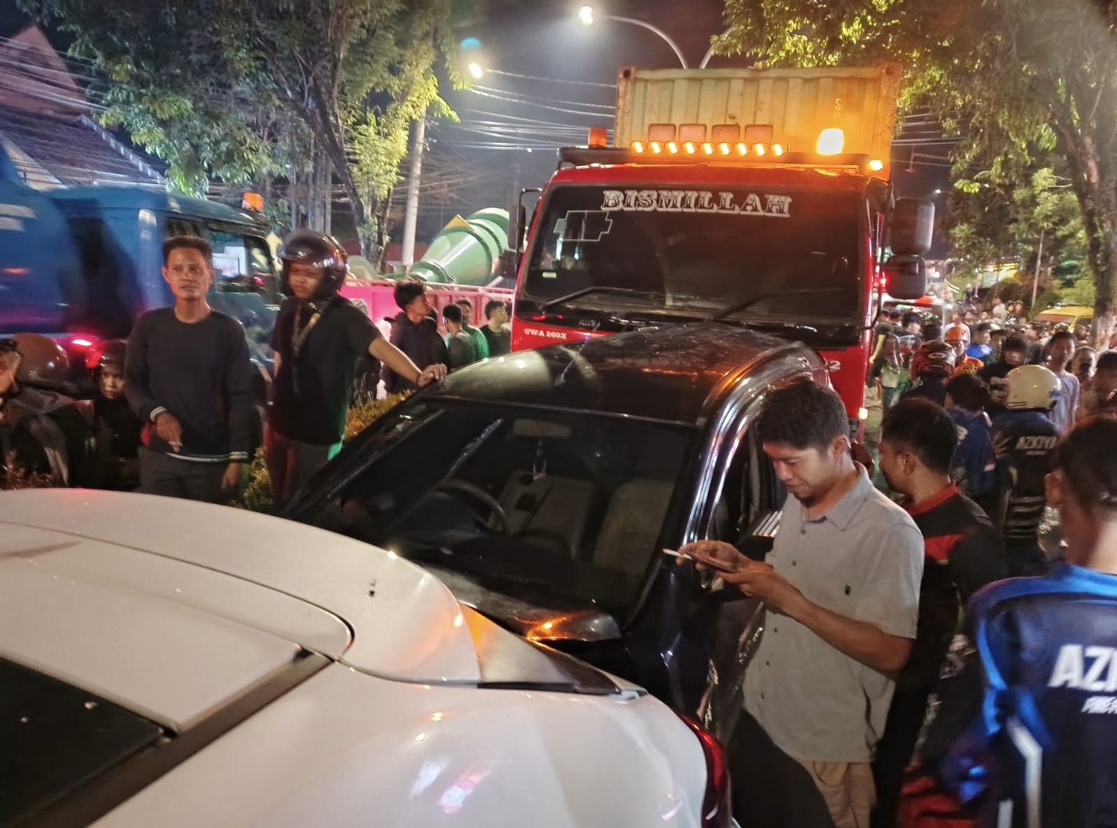 TABRAKAN BERUNTUN: Diduga akibat rem blong, truk kontainer menabrak mobil dan motor di depannya.