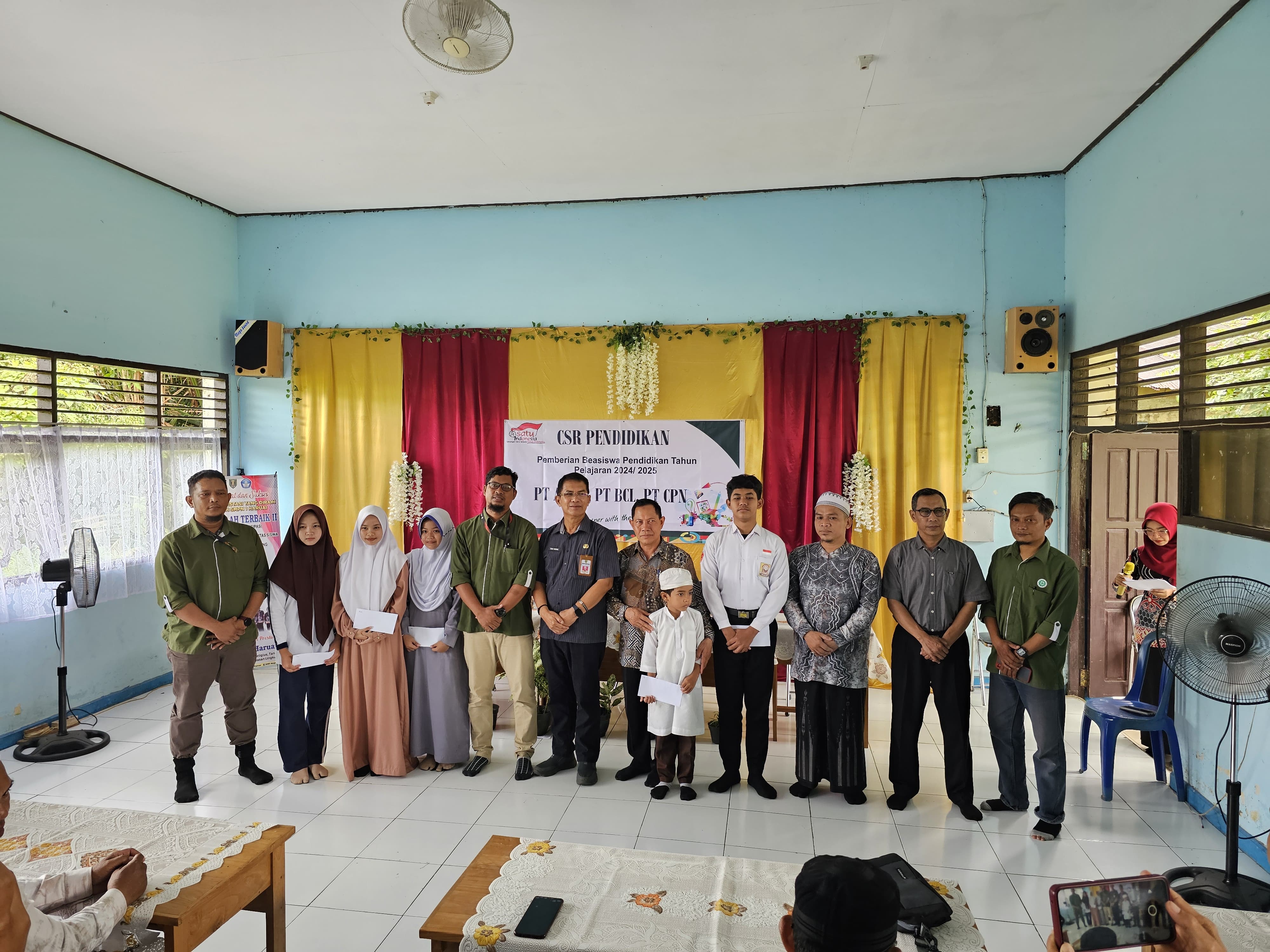 PEDULI:PT Astra Agro Lestari (AAL)-1, PT BCL, dan PT CPN menyalurkan beasiswa kepada 192 siswa dari 32 sekolah binaan baik dari 20 SD, 8 SMP, dan 4 SMK/SMA di Kabupaten Tabalong.(Foto:PT AAL)