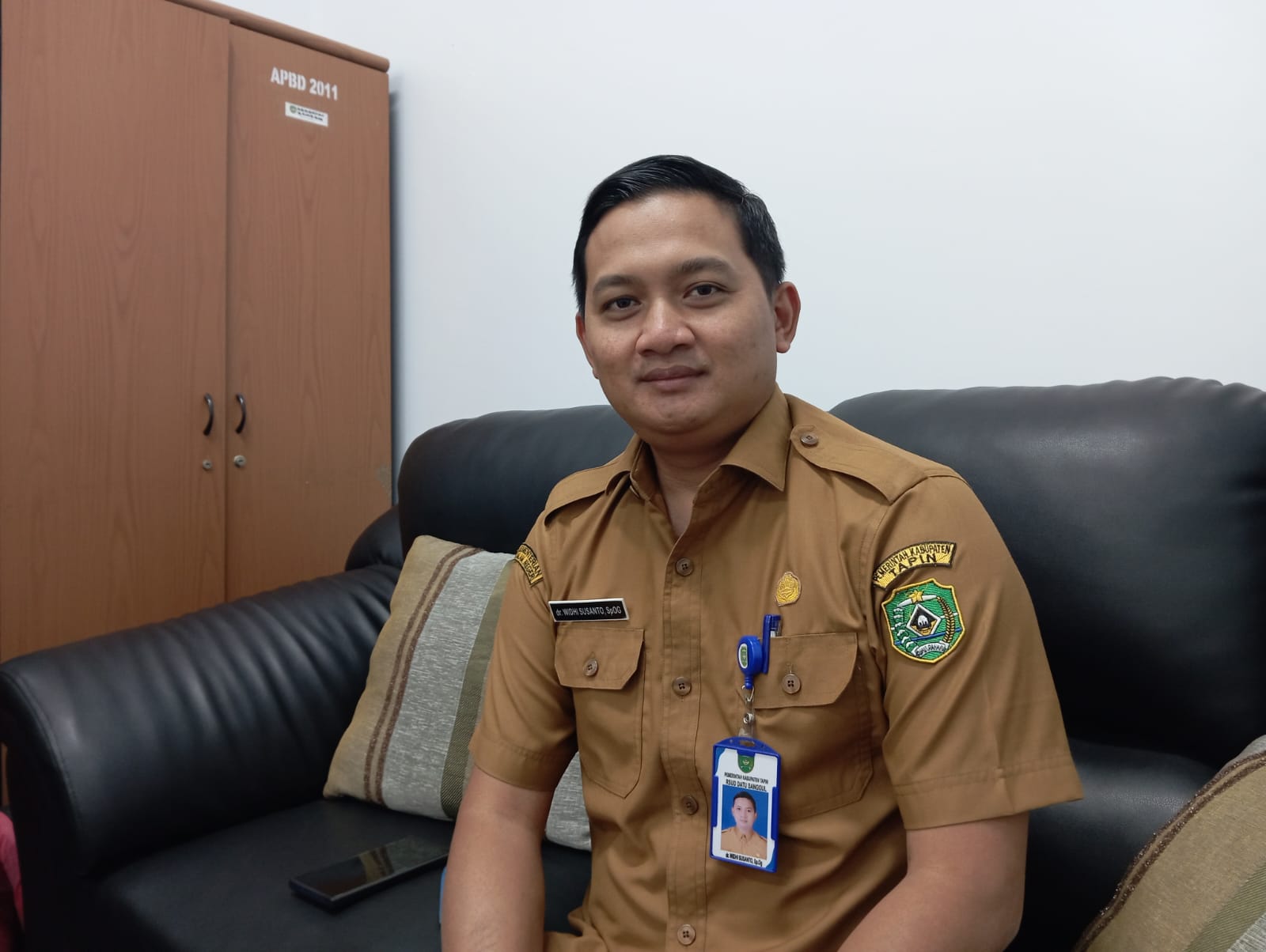 BERI KETERANGAN: Direktur RSUD Datu Sanggul Rantau, Widhi Susanto memberikan penjelasan tentang kesiapan rumah sakit dalam menerapkan kebijakan sistem Kelas Rawat Inap Standar (KRIS). (Rasidi Fadli)