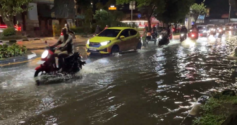 TERGENANG: Banjir rob merendam kawasan Kayu Tangi, Banjarmasin pada malam tahun baru 2025. (Riyad Dafhi Rizki/Radar Banjarmasin).