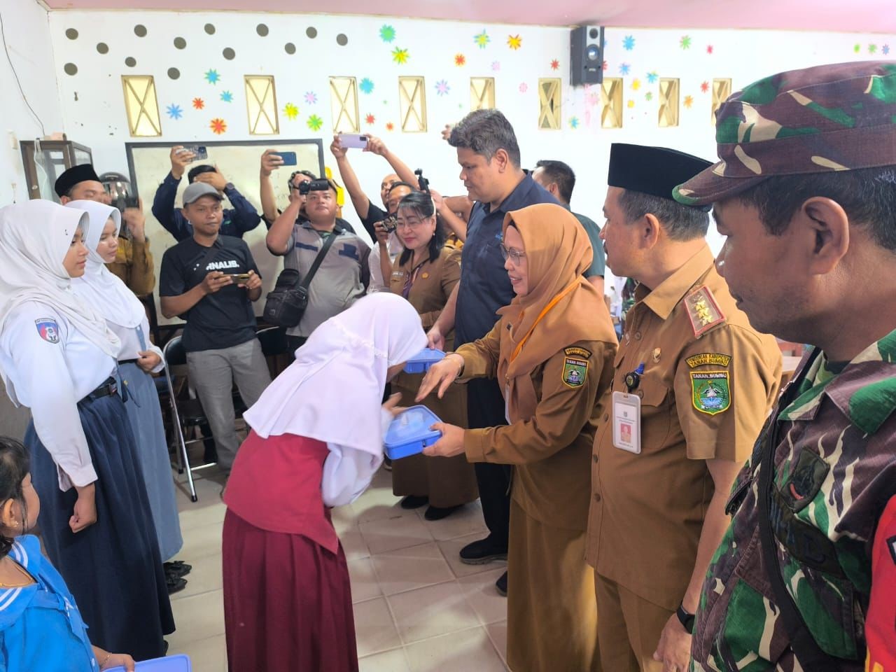 DILUNCURKAN: Peluncuran Program Makan Sehat Bergizi (MBG) di Kabupaten Tanah Bumbu, Senin (13/1). (Foto: Disdik Tanah Bumbu untuk Radar Banjarmasin)
