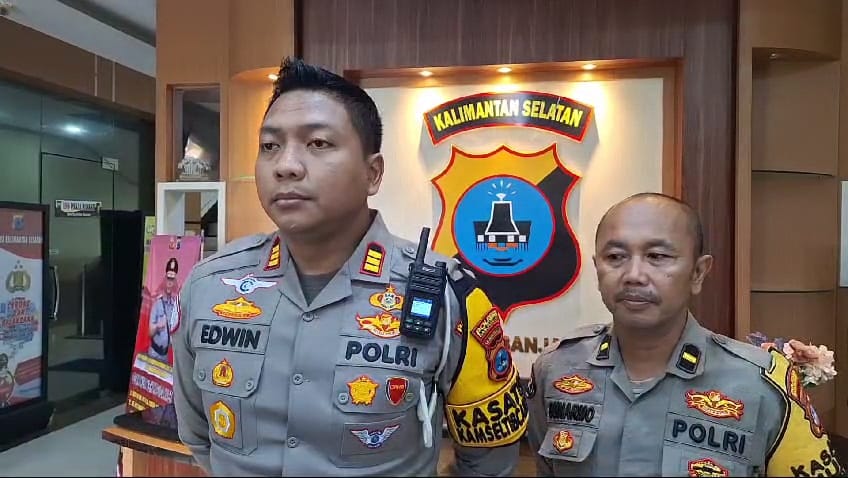 Kasat Lantas Polresta Banjarmasin AKP Edwin Widya Dirotsaha Putra mengumumkan status tersangka untuk sopir truk berinisial WA (46).