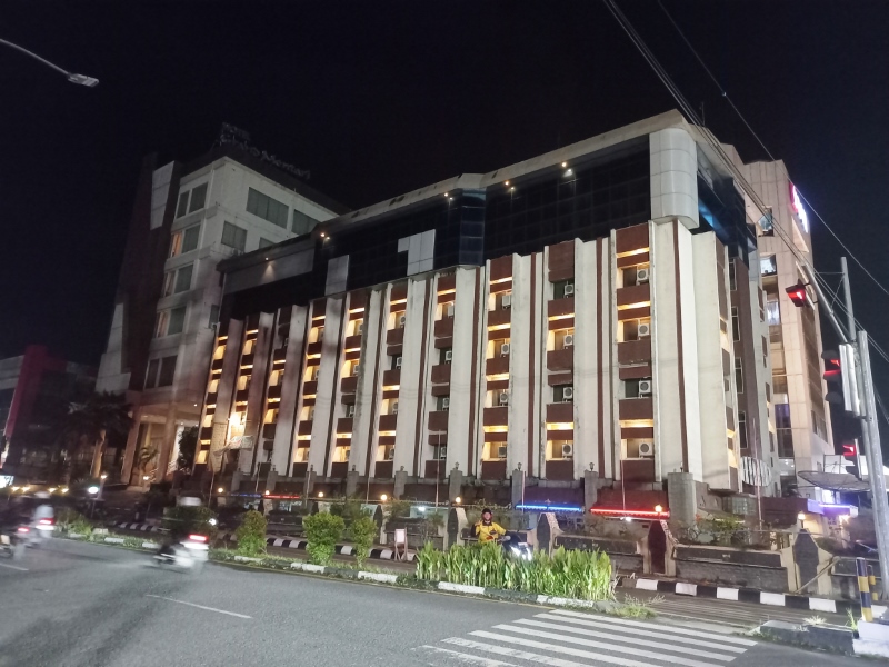 TERSANDUNG MASALAH: Hotel Grand Mentari di perempatan Jalan Lambung Mangkurat, Banjarmasin Tengah, dipotret pada Senin (13/1) malam.
