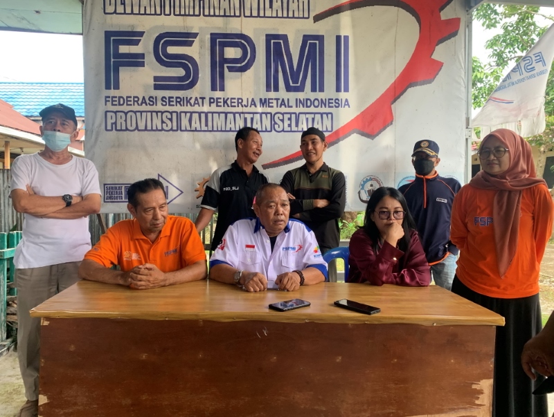 KONFERENSI PERS: Ketua FSPMI Kalsel, Yoeyoen Indharto bersama pengacara 20 mantan karyawan Hotel Grand Mentari, Heny Puspitawati dalam konferensi pers di Banjarmasin, Senin (13/1).