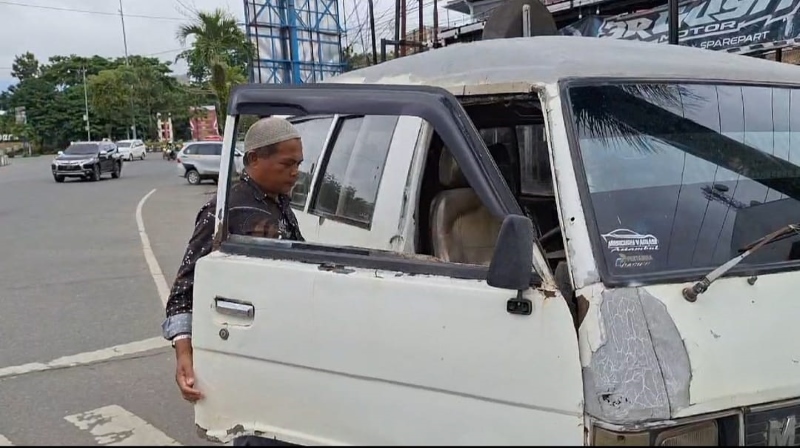 MENUNGGU: Sopir taksi colt, Mas