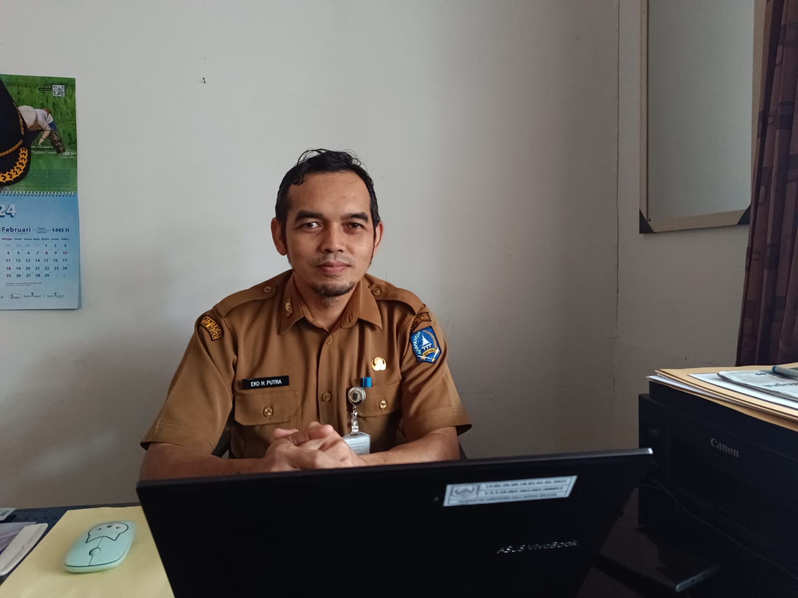 KONFIRMASI: Kepala Badan Kesbangpol HSS Eko Harjidi Putra saat dikonfirmasi terkait dana hibah parpol di tahun 2025.