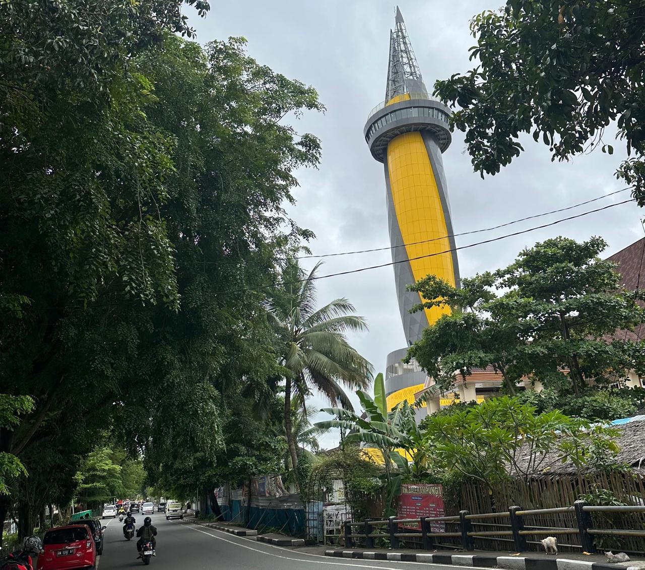 MENJULANG: Tugu nol kilometer di Jalan Sudirman Banjarmasin sampai ini belum juga diresmikan dan dibuka untuk umum meski diklaim pekerjaan fisiknya tuntas. (Muhammad Oscar Fraby)
