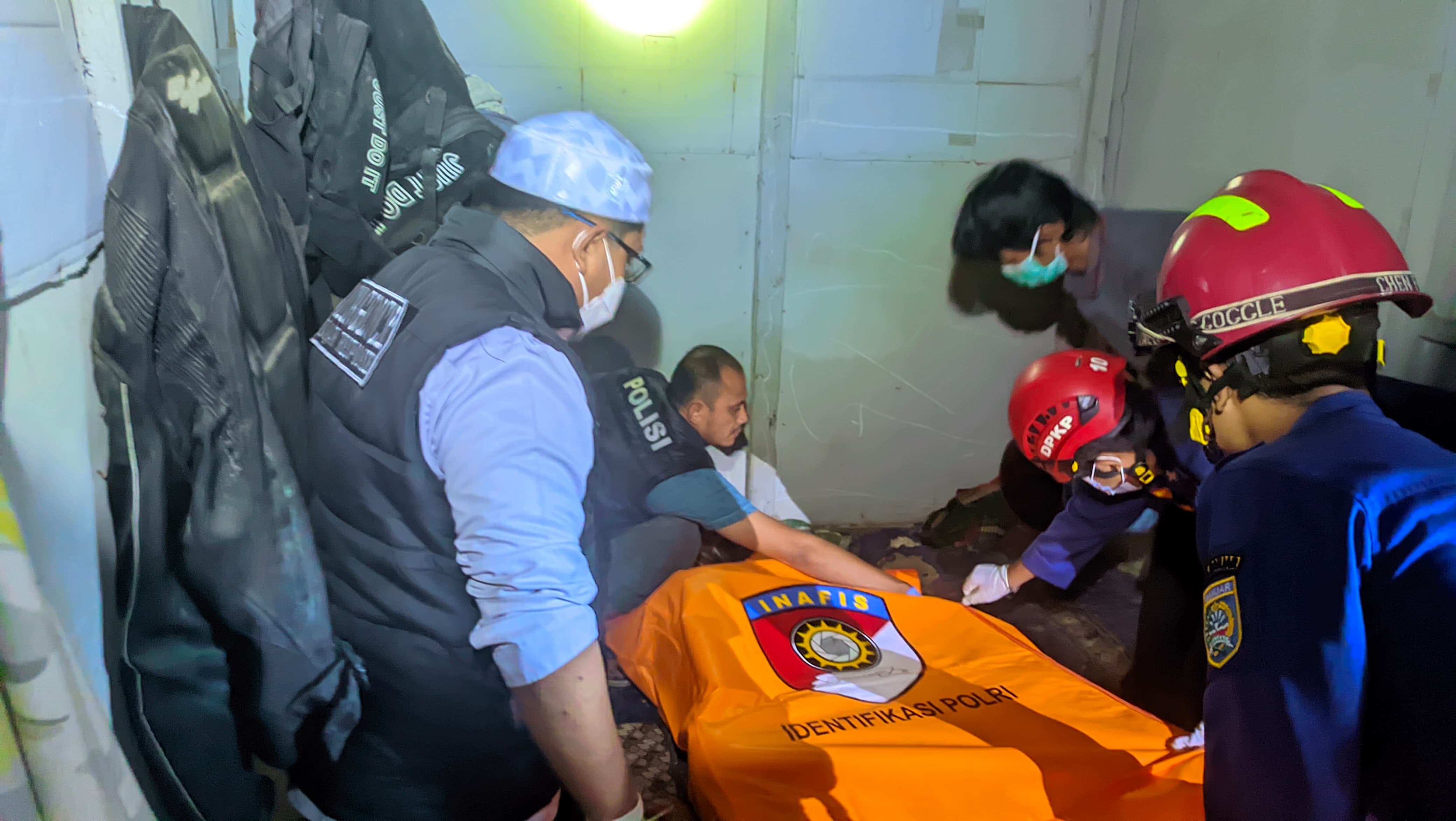 EVAKUASI: Tim Inafis dan relawan saat proses identifikasi jenazah pria tanpa identitas yang ditemukan membusuk dalam sebuah rumah di Desa Cindai Alus, Kecamatan Martapura