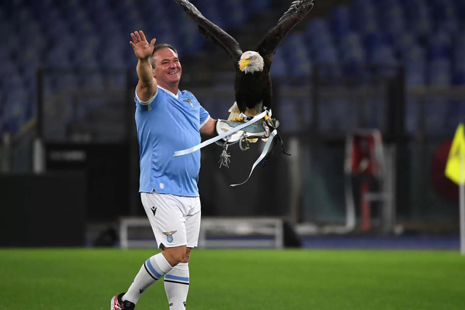 MENGHEBOHKAN: Lazio memecat pawang burung elang Juan Bernabe akibat tindakan tidak senonoh yang menghebohkan. (SS Lazio)