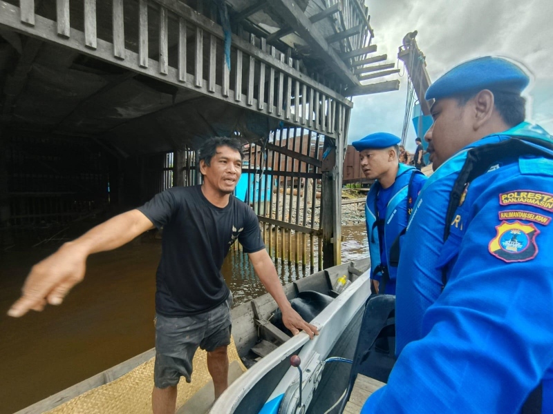 PENCARIAN: Saksi mata ketika menuturkan peristiwa tenggelam itu kepada Satpolairud.