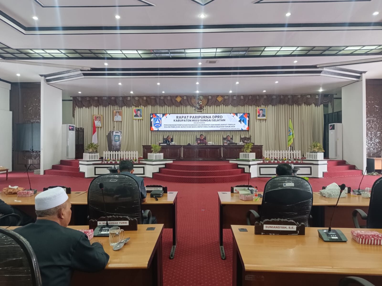 PIMPIN:Ketua DPRD HSS, Akhmad Fahmi didampingi Wakil Ketua I DPRD HSS, Husnan memimpin rapat paripurna penetapan pasangan calon bupati dan wakil bupati terpilih Pilbup HSS 2024.