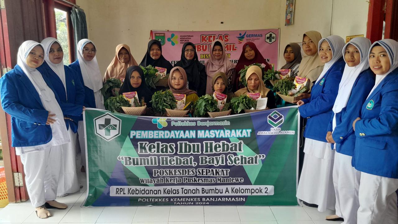 FOTO BERSAMA:Mahasiswi dan dosen Prodi Kebidanan Poltekkes Kemenkes Banjarmasin bersama ibu hamil peserta kegiatan di Poskesdes Sepakat, Tanah Bumbu, 8 Desember 2024.(FOTO:MC TANAH BUMBU)