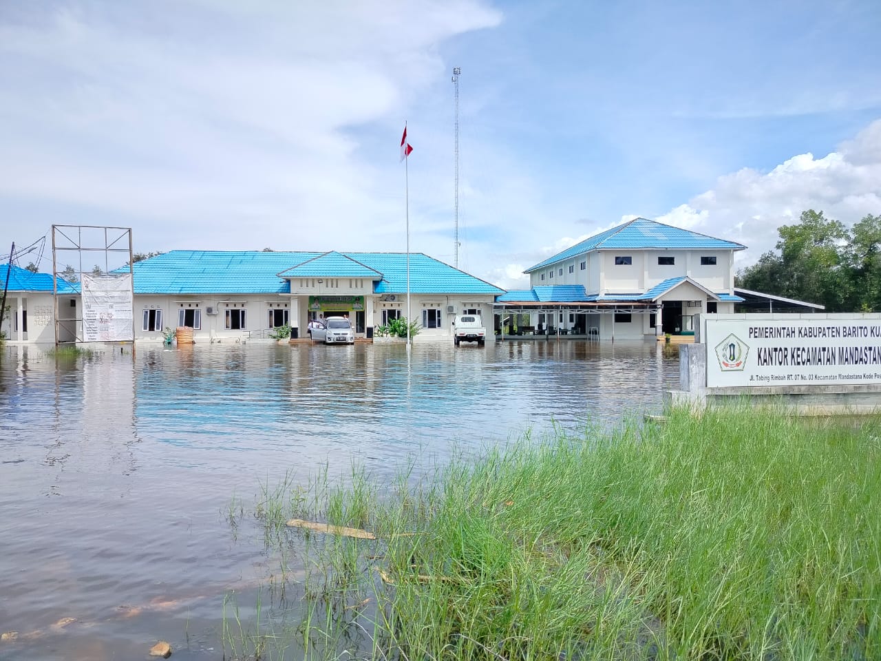 TERENDAM: Halaman kantor Camat Mandastana yang terendam air setinggi 40 cm.