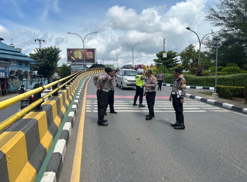 OLAH TKP: Satlantas Polresta Banjarmsin di oprit Jembatan Kayu Tangi ketika olah TKP kasus kecelakaan beruntun, Senin (13/1).