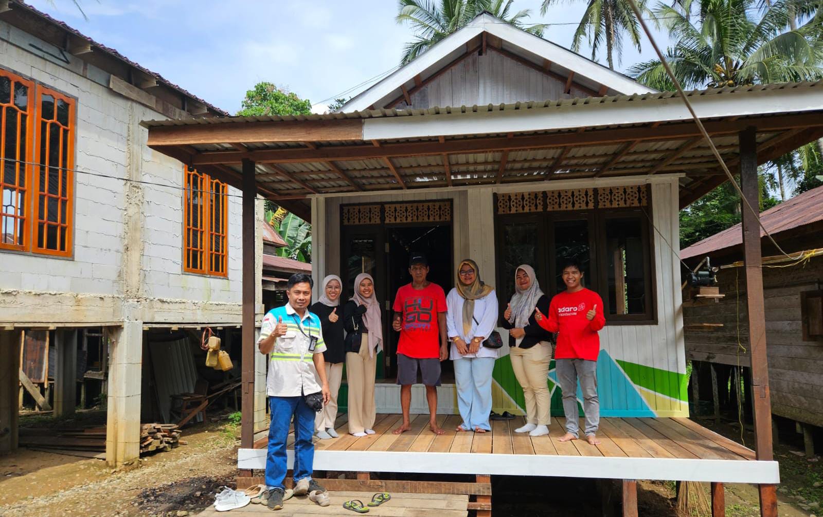 BEDAH RUMAH: penerima bantuan bedah rumah program Kolaborasi SBC, Adaro, dan Mitra Kerja