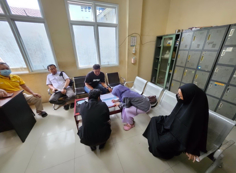 IKHLAS: Keluarga membuat surat pernyataan menolak autopsi atas kematian Rahmad Zaman.