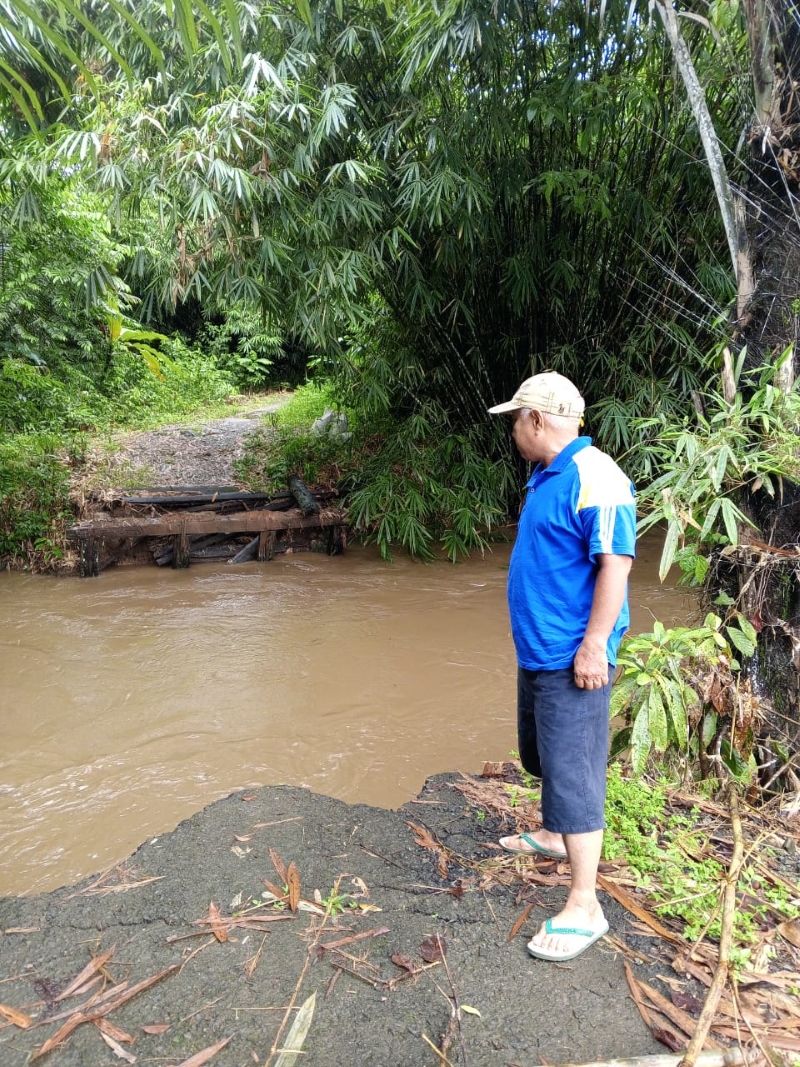 DIBAWA ARUS : Jembatan darurat di Desa Hamak Utara terbawa arus sungai.