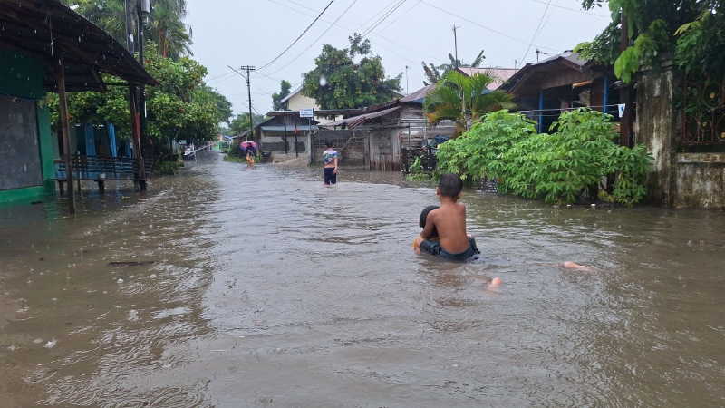 BANJIR: Usai diterpa hujan deras disertai cuaca ekstrem, sebabkan jalan Tonhar Banjarbaru terdampak banjir