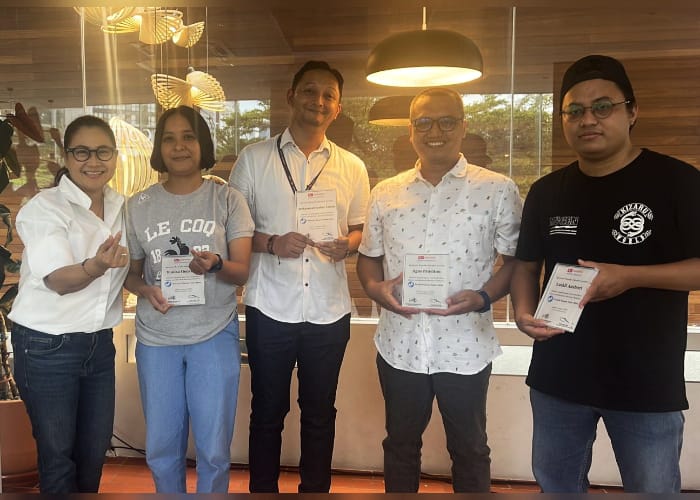 APRESIASI: Agus Prayitno (kedua dari kanan) dari Kaltim Post menerima penghargaan Media Teraktif 2024 dari PT Astra Daihatsu Motor.
