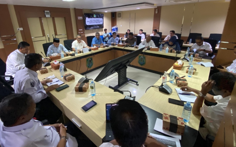 DIALOG: DPRD HSU saat membahas penanganan banjir bersama dinas terkait dan pihak LSM di Kota Amuntai.