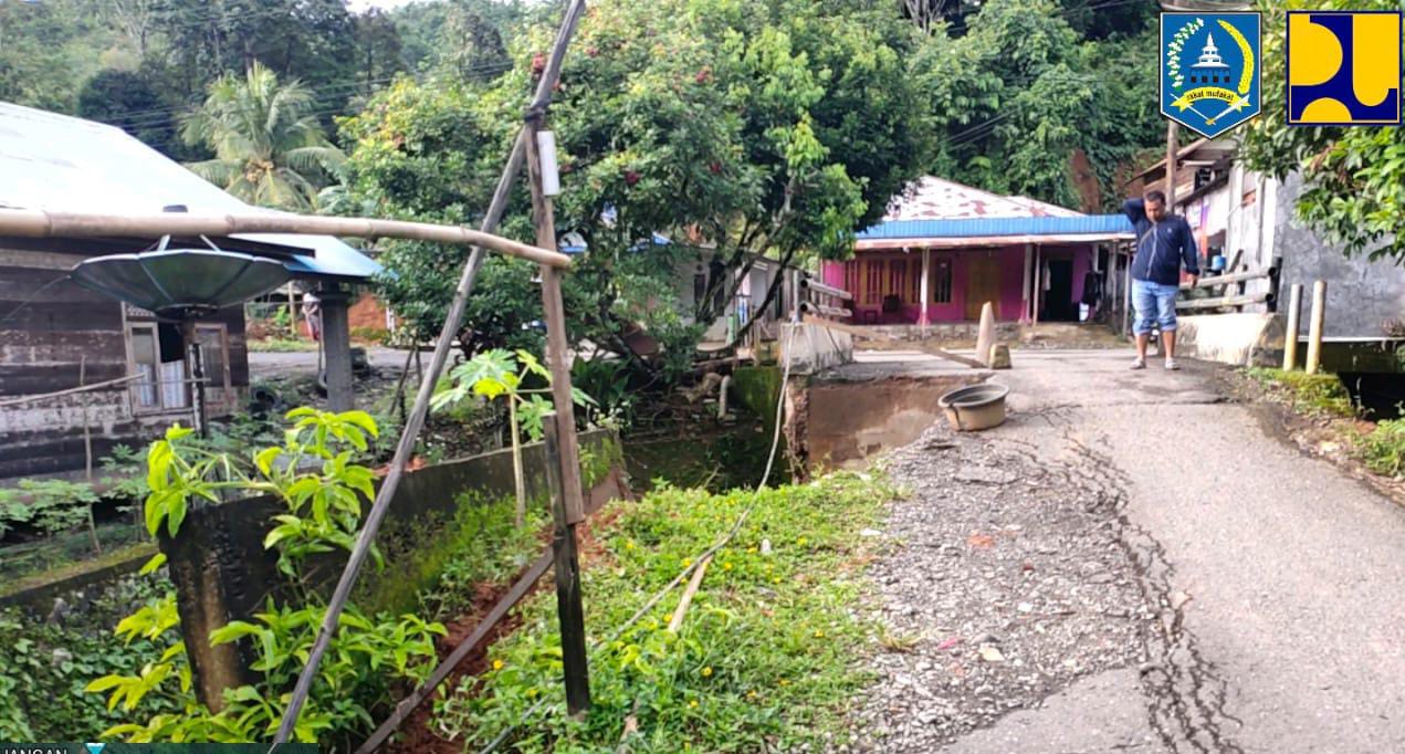 SURVEI : Dinas PUTR Kabupaten HSS melakukan survei jalan amblas. (Foto Dinas PUTR HSS untuk Radar Banjarmasin)