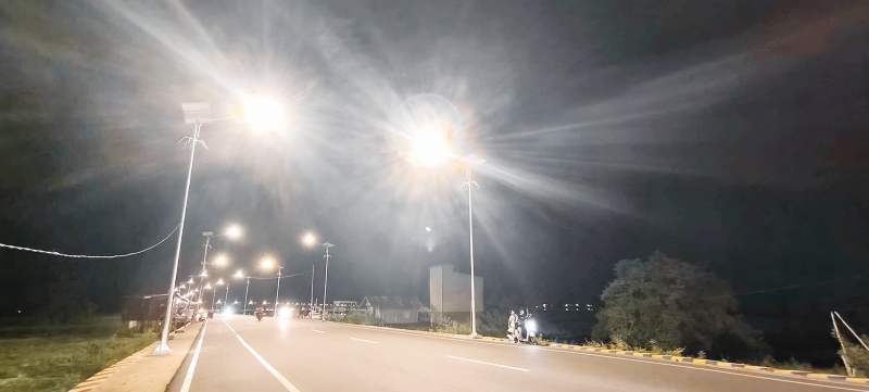 MENYALA: Lampu penerangan yang terpasang di sisi kiri dan kanan jalan di Bypass Kota Amuntai, jadi lokasi berfoto warga maupun pengendara saat melintas di Tol Amuntai.