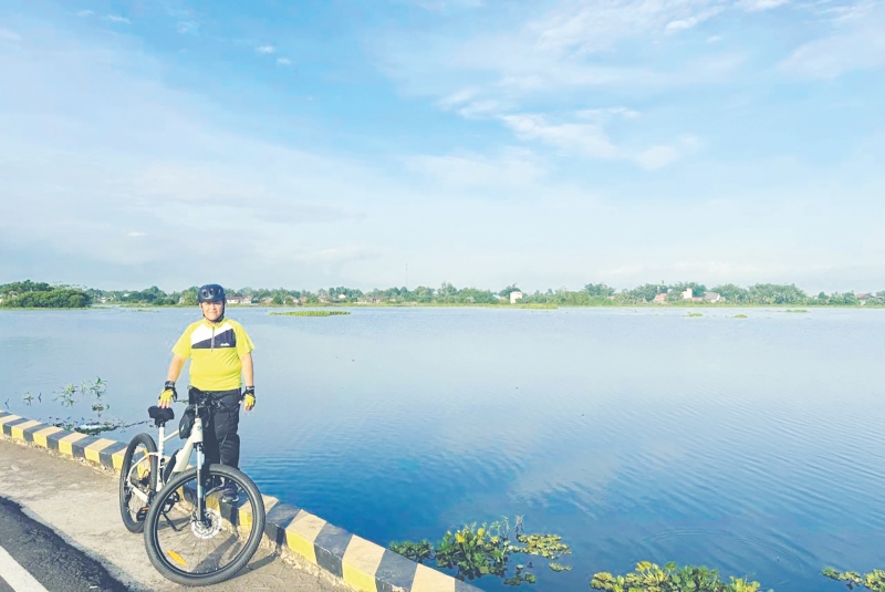 ABADIKAN MOMEN: Sekda HSU Adi Lesmana, ketika menikmati landscape rawa HSU yang khas di Bypass Bayur-Panangkalaan Kota Amuntai.