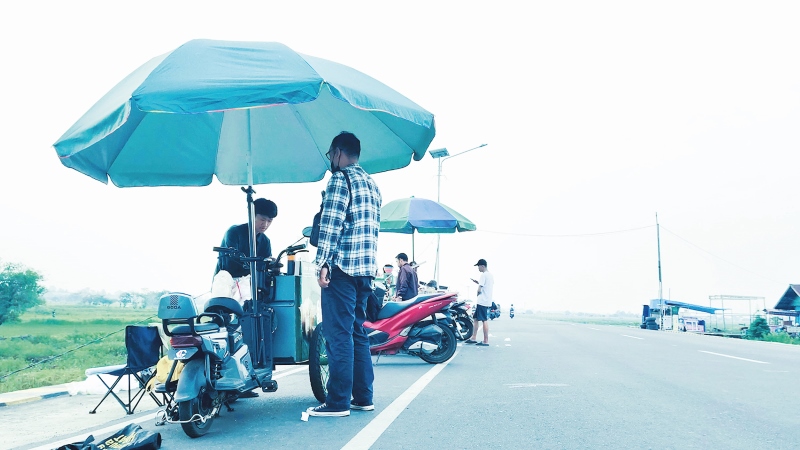 JAJAN: Ketikan nongkrong di jalan Tol Amuntai, pengendara yang menepi dapat menikmati aneka jajanan mulai pentol sampai es kopi. Harganya ramah dikantong.
