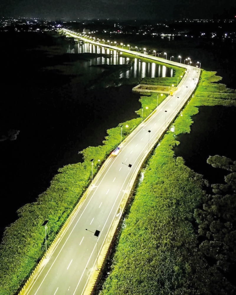 DARI ATAS : Foto jalan Bypass Kota Amuntai difoto menggunakan drone pada malam hari, tampak lampu jalan menyinari seluruh jalan lingkar utara di Kabupaten HSU tersebut.