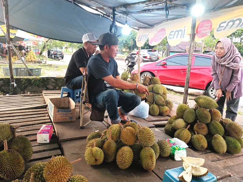 LAPAK: Udin, salah satu pedagang durian saat membuka lapak di Jalan Trikora, dekat Bundaran Palam.