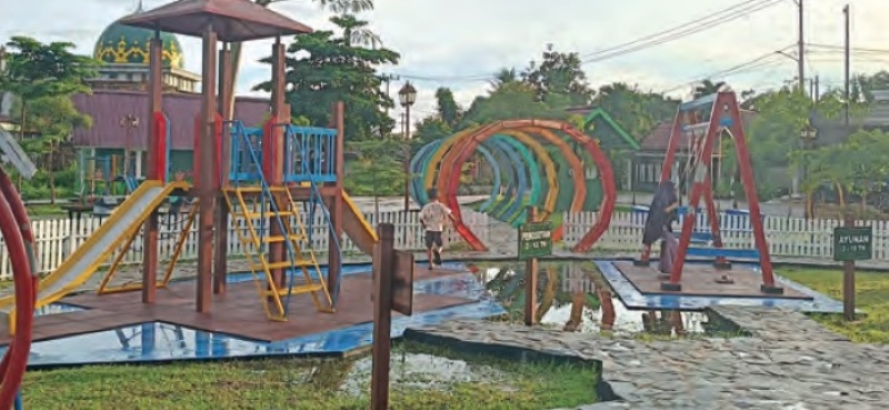 DIKUNJUNGI: Taman Ramah Anak Landasan Ulin dikunjungi anak-anak dan warga sekitar. Taman ini berada di eks Lokalisasi Pembatuan.