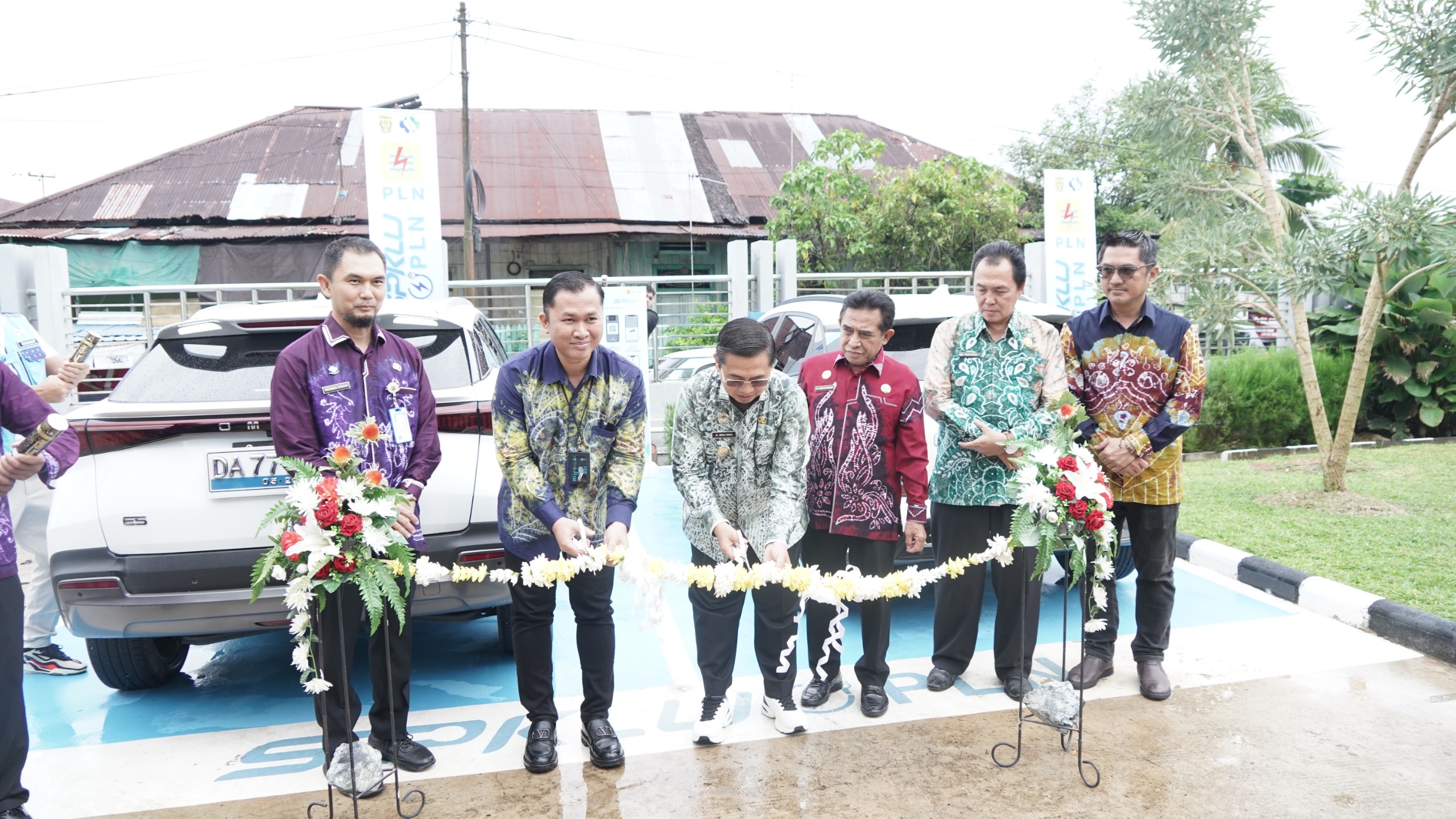 POTONG KEMBANG: Prosesi peremian dua unit SPKLU di RSUD Sultan Suriansyah Banjarmasin, Kamis (16/1/2025).(foto-foto:PLN UID Kalselteng untuk Radar Banjarmasin)
