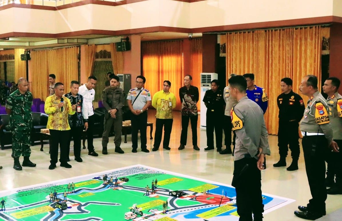 Ketua DPRD HSU Fadilah (sasirangan kuning) dalam tactical floor game di Aula Idham Chalid, Amuntai.