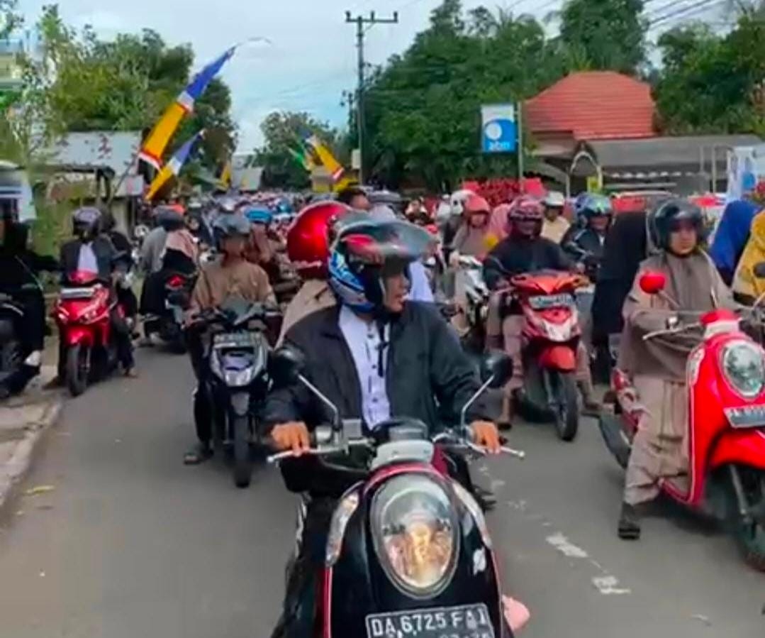 Aktivitas kendaraan mulai macet di Desa Bitin atau sekitar kurang lebih empat kilometer dari kediaman Guru Danau.  Roda dua sudah mulai sulit menembus lokasi terlebih roda empat.