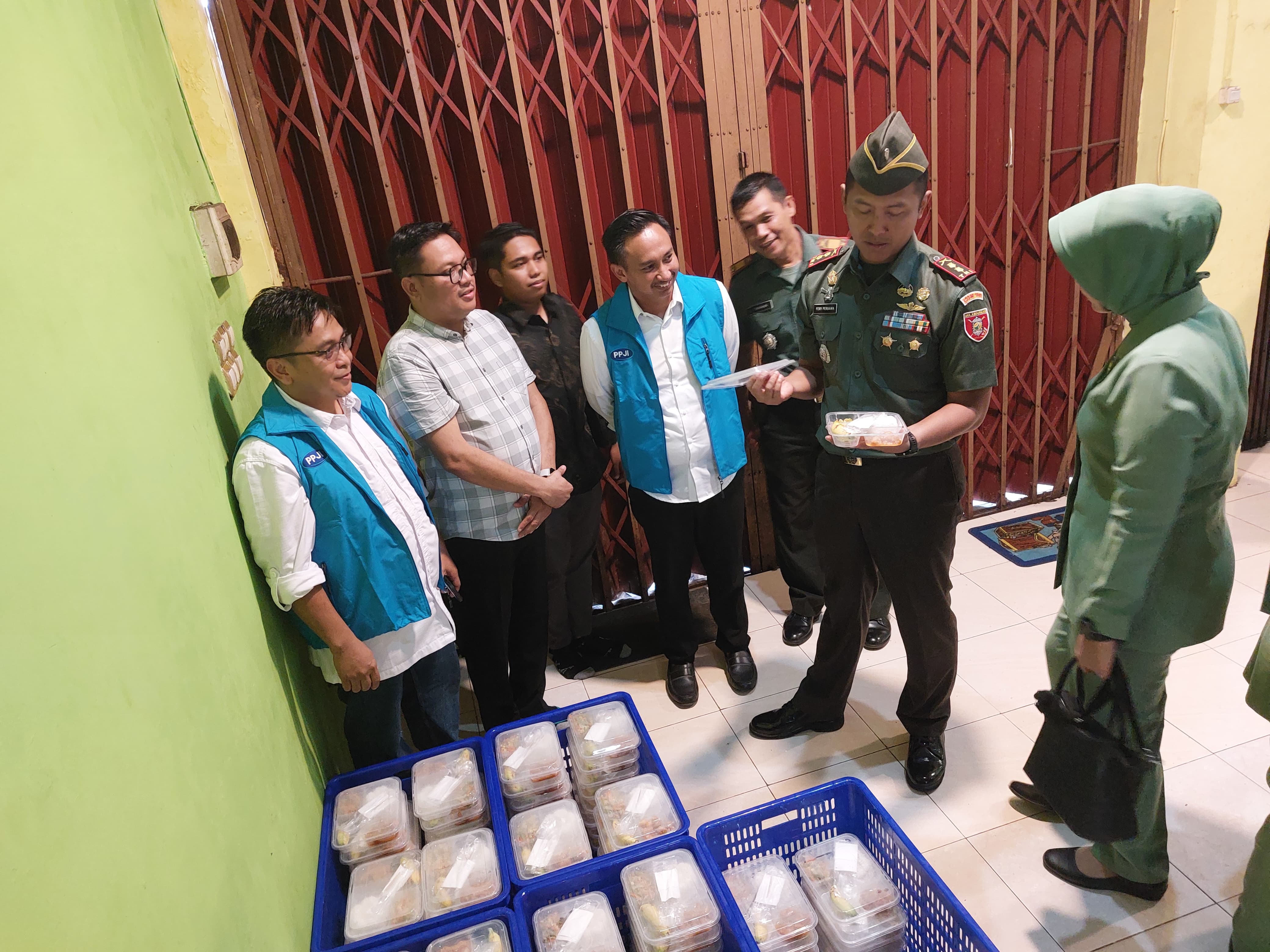 PENINJAUAN: Dandim 1002/HST meninjau langsung dapur umum persiapan program MBG. (Foto: Jamaluddin/Radar Banjarmasin)