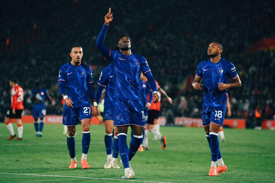 SELEBRASI: Pemain winger Chelsea, Noni Madueke usai mencetak gol.(@nonzinoo10)