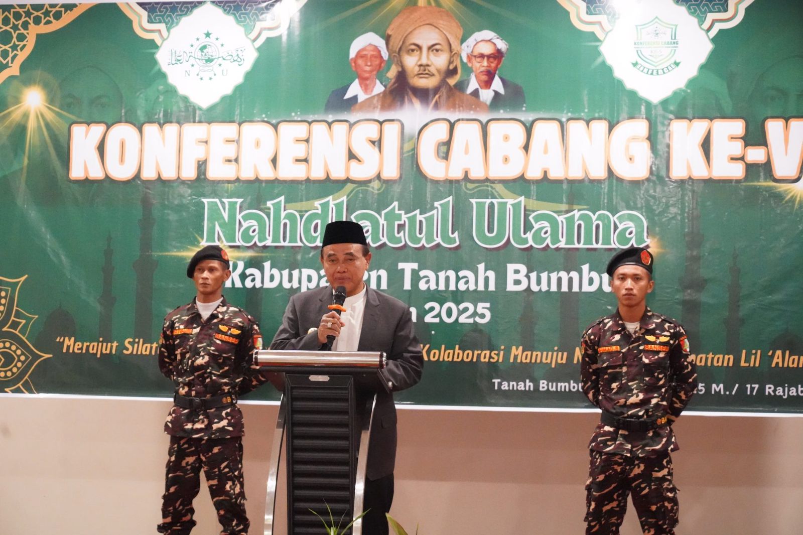 SAMBUTAN: Bupati Tanah Bumbu, Zairullah Azhar memberikan sambutan saat membuka Konferensi PCNU Ke-5 Kabupaten Tanah Bumbu di Batulicin, Jumat (17/1).(Foto:MC Tanah Bumbu)