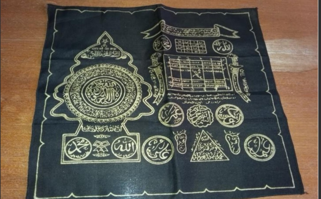 BARAJAH: Saputangan barajah wafak dalam lampiran penelitian LP2M UIN Antasari pada 2015, yang mengkaji penggunaan benda bertuah dalam masyarakat Banjar. (FOTO: LP2M UIN ANTASARI)